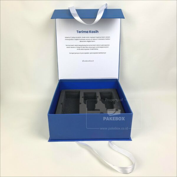 Packaging Box Dengan Tali Model Handbag Berawarna Biru 2