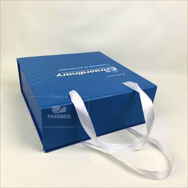 Packaging Box Dengan Tali Model Handbag Berawarna Biru 3