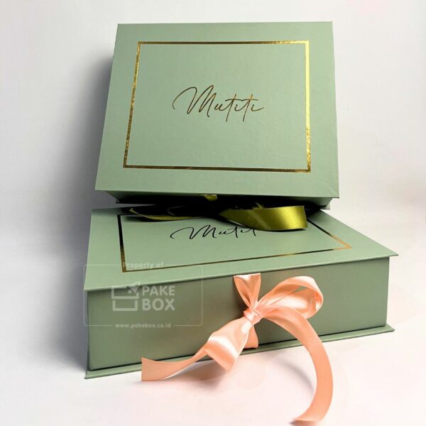Packaging Hardbox Untuk Produk Fashion Dengan Model Book Opening dan Logo Gold Foil (1)