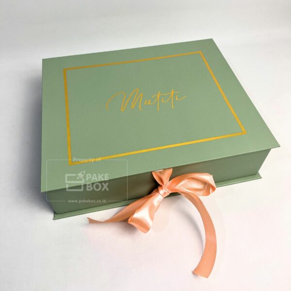 Packaging Hardbox Untuk Produk Fashion Dengan Model Book Opening dan Logo Gold Foil (4)