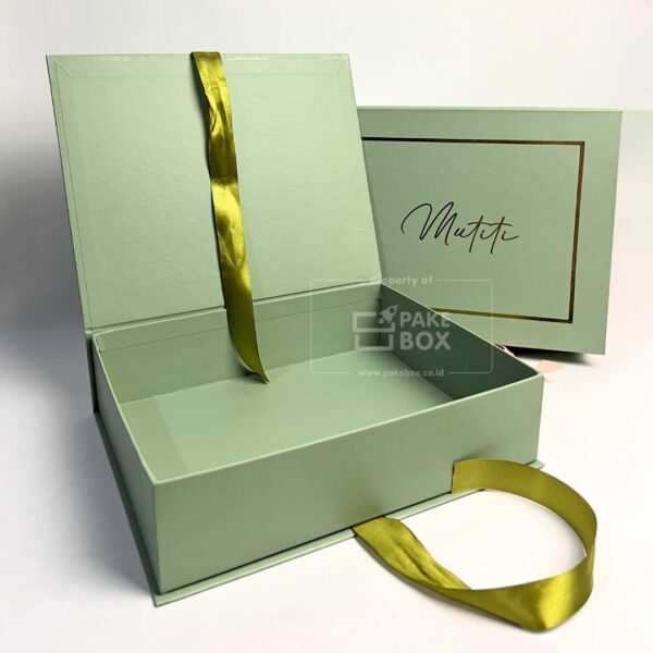 Packaging Hardbox Untuk Produk Fashion Dengan Model Book Opening dan Logo Gold Foil (5)