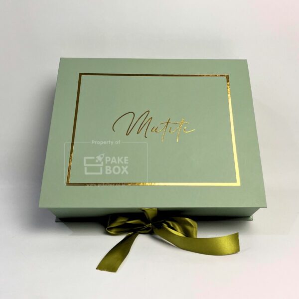 Packaging Hardbox Untuk Produk Fashion Dengan Model Book Opening dan Logo Gold Foil (6)