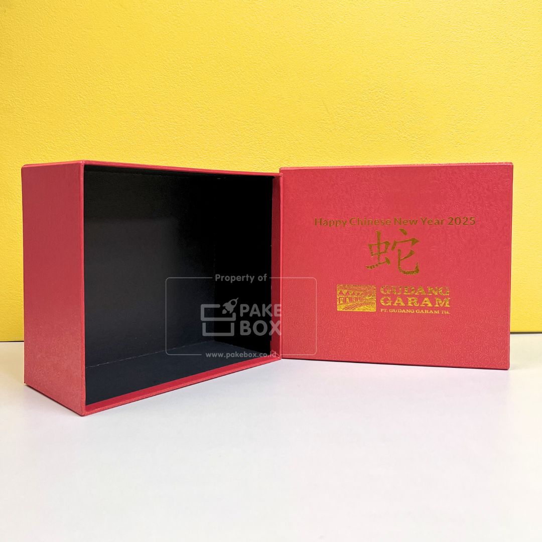 Packaging Hardbox Edisi Liburan Holiday Gudang Garam Dengan Logo Gold Foil Model Hardbox Tutup Atas (4)