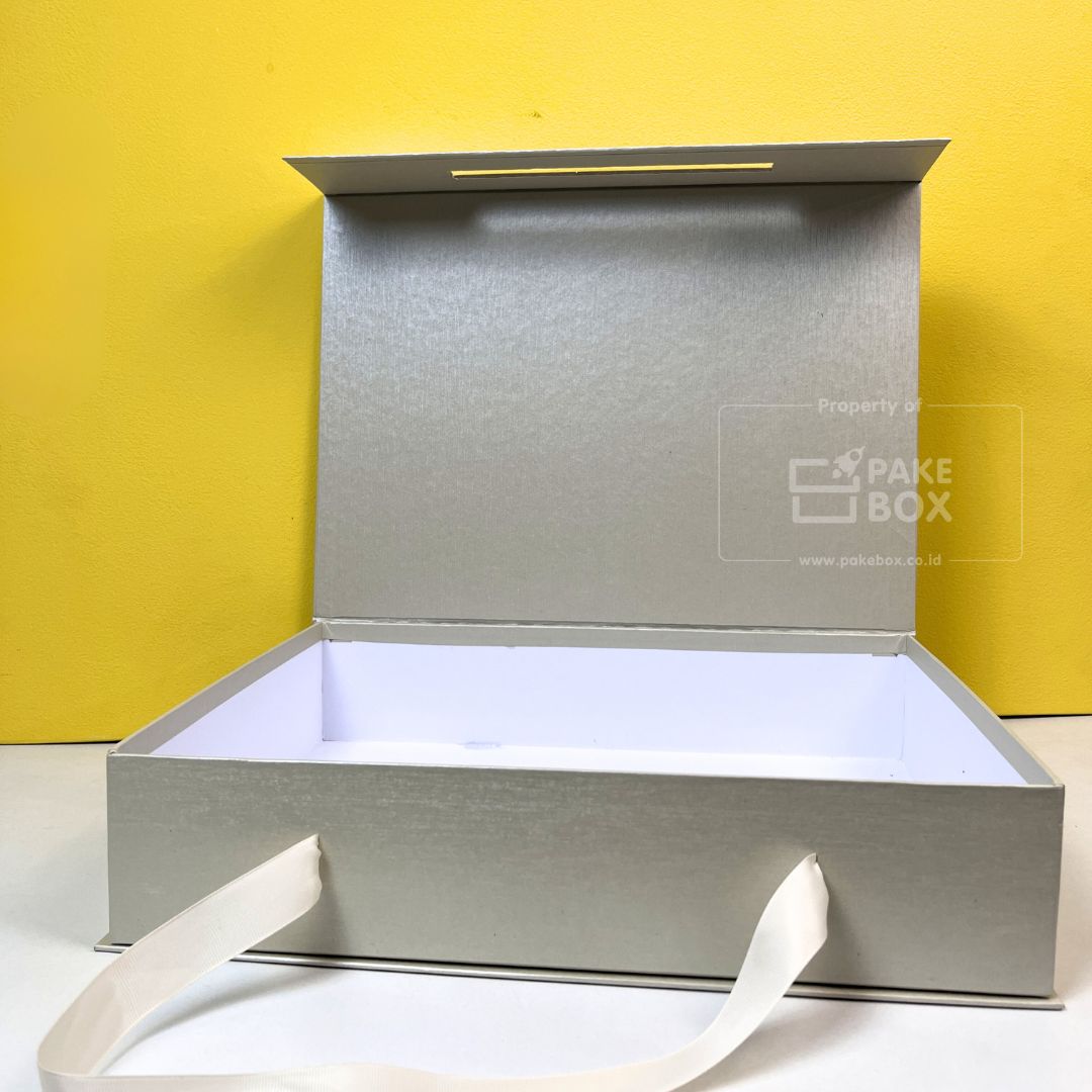 Packaging Hardbox Produk Fashion Sondang Selaras Dilengkapi dengan Tali dan Pengunci Magnet Custom (2)